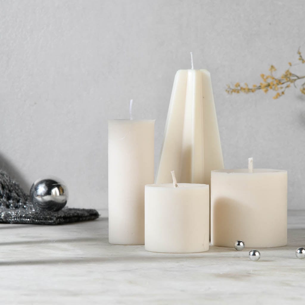 Christmas Corner - Set of 4 Pillar Candles - Cinnamon Roll Scented